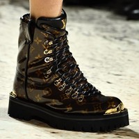 Tidak ketinggalan boots berbahan mengilap dengan motif monogram LV yang legendaris itu. (Foto: Pascal Le Segretain/Getty Images)