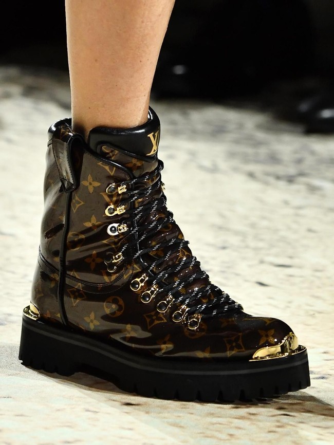 Tidak ketinggalan boots berbahan mengilap dengan motif monogram LV yang legendaris itu. (Foto: Pascal Le Segretain/Getty Images)