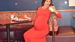 Saking Cintanya, Wanita Ini Lakukan Foto Kehamilan di Restoran Fast Food!