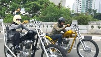 Di bawahnya ada beberpa keterangan tagar, salah satunya yakni #chopperlandforRI1. Ada pula tagar yang mengindikasikan merek asal motor modifikasi itu, yakni tagar #RoyalEnfield. Foto: Instagram elders_garage