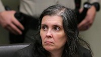 Begitupun dengan sang istri, Louise Anna Turpin yang hadir di persidangan.