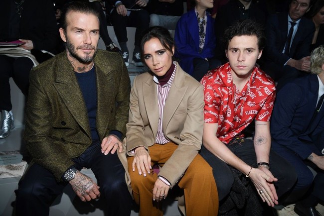 David Beckham bersama Victoria Beckham dan Brooklyn Beckham hadir di show Louis Vuitton Menswear Fall 2018, Paris, Prancis, Kamis (18/1/2018) malam. Foto: Getty Images