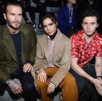 David Beckham bersama Victoria Beckham dan Brooklyn Beckham hadir di show Louis Vuitton Menswear Fall 2018, Paris, Prancis, Kamis (18/1/2018) malam. Foto: Getty Images