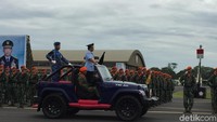 Panglima TNI Marsekal Hadi Tjahjanto menggelar serah terima jabatan (sertijab) untuk Marsekal Yuyu Sutisna sebagai Kepala Staf Angkatan Udara (KSAU). Sertijab itu digelar di Taxy Way Echo Lanud Halim Perdanakusuma, Jakarta Timur, Jumat (19/1/2018).