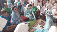 Di hadapan sang Ibunda, Erna Santoso, Ardina Rasti dengan khidmat menggelar pengajian. Foto: Febriyantino Nur Pratama