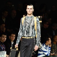 Sebagai persembahan terakhir, Kim menghadirkan koleksi bernuansa film Out of Africa yang terinspirasi dari hobi traveling-nya. (Foto: Pascal Le Segretain/Getty Images)