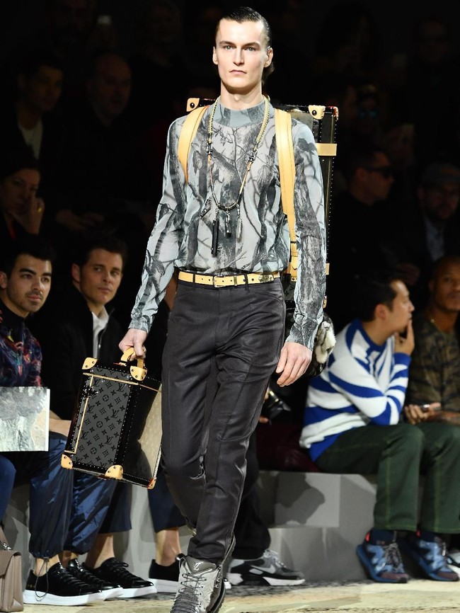 Sebagai persembahan terakhir, Kim menghadirkan koleksi bernuansa film Out of Africa yang terinspirasi dari hobi traveling-nya. (Foto: Pascal Le Segretain/Getty Images)