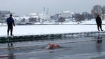 Foto: Brrr! Lomba Renang Ekstrem di Dalam Kolam Es