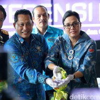 Sri Mulyani saat berhasil menggagalkan penyelundupan sabu asal Malaysia. Berpose bersama Kepala Narkotika Nasional Budi Waseso, wanita yang baru dinobatkan sebagai Menteri Terbaik di Dunia dalam World Government Summit ini mengenakan tunik biru motif batik Buketan. Foto: Grandyos Zafna