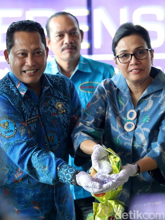 Sri Mulyani saat berhasil menggagalkan penyelundupan sabu asal Malaysia. Berpose bersama Kepala Narkotika Nasional Budi Waseso, wanita yang baru dinobatkan sebagai Menteri Terbaik di Dunia dalam World Government Summit ini mengenakan tunik biru motif batik Buketan. Foto: Grandyos Zafna
