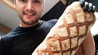 Tertulis loooaaf, pria tampan ini terlihat sedang memamerkan roti buatannya. Foto: Instagram boyswithbread