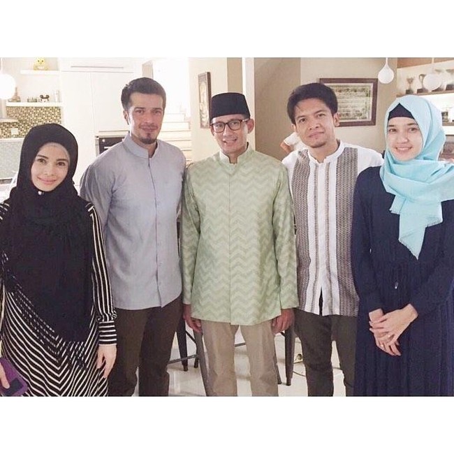Berfoto bersama Sandiaga Uno usai pengajian, Dhini Aminarti dan Jihan Fahira tampak hadir bersama suami mereka Dimas Seto dan Primus Yustisio. Foto: Instagram