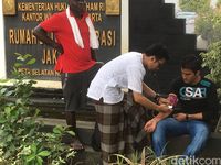 dr Okma memeriksa kesehatan para pencari suaka atas inisiatif sendiri