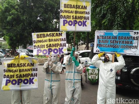 Sungai Brantas Tercemar Sampah Popok, Aktivis Demo di Kemen PUPR