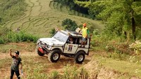 Jalur pegunungan Maros punya medan ekstrem yang seru untuk dilewati. Asyiknya, dilalui dengan mobil off road (Mohammad Bakrie/detikTravel)