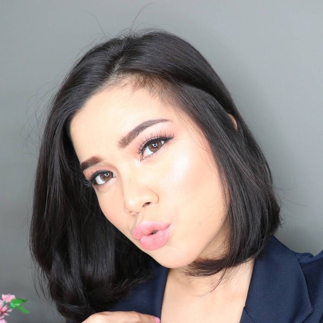 Potong rambut dengan gaya bob pendek, Sinta pun tetap terlihat cantik. Foto: Instagram