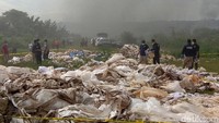 Kasatreskrim Polres Karawang AKP Maradona Armin Mappaseng tim yang datang dari Mabes Polri tersebut merupakan khusus dari tim toxikologi forensik. Ia mengatakan tumpukan karung tersebut diduga bekas digunakan untuk bahan kimia coustic soda dan poly aluminium chloride. Sehingga dikategorikan dengan dugaan limbah B3.