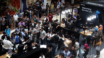 Antrean Panjang Pembeli Samsung A8 dan A8+
