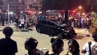 Sebuah mobil warna hitam menabrak kerumunan pejalan kaki di trotoar kawasan pantai ternama Copacabana, Rio de Janeiro, Brasil, pada Kamis (18/1) waktu setempat. Foto: REUTERS/Sebastian Rocandio