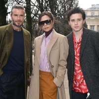 Family goals! David, Victoria dan Brooklyn berpose bersama sebelum memasuki area fashion show Louis Vuitton di Paris Fashion Week. Foto: Getty Images