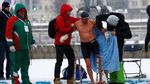 Foto: Brrr! Lomba Renang Ekstrem di Dalam Kolam Es