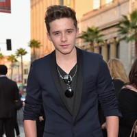 Brooklyn Beckham yang sudah tahu caranya berpenampilan. Ini gaya stylish-nya dengan tatanan rambut jambul dan setelan jas casual di premier film If I Stay pada 2014. (Foto: Getty Images)