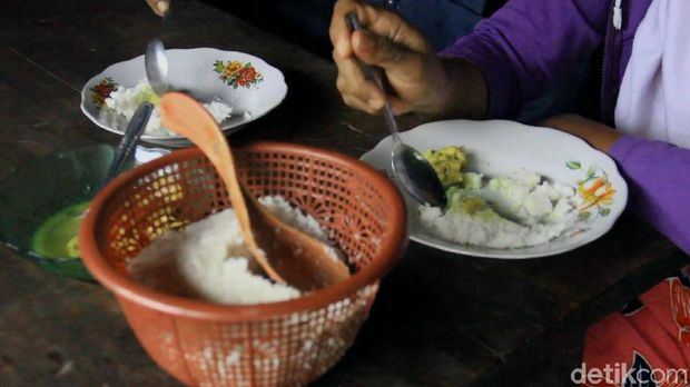 Beras Tak Terbeli, Warga 2 Desa di Pemalang Ini Makan Nasi Jagung