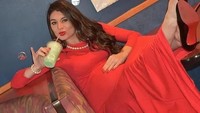 Diakui Kristin, suaminya juga menyukai Taco Bell sehingga tak keberatan menemani dirinya. Ini pose Kristin saat minum milkshake. Foto: Kristin Johnston