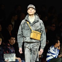 Salah satunya boots bermotif kulit ular yang dihiasi logo LV pada bagian lidahnya.  (Foto: Pascal Le Segretain/Getty Images)