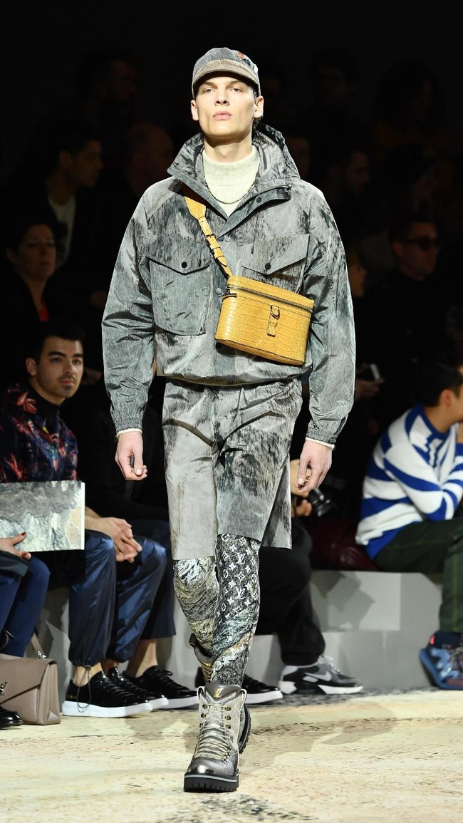 Salah satunya boots bermotif kulit ular yang dihiasi logo LV pada bagian lidahnya.  (Foto: Pascal Le Segretain/Getty Images)