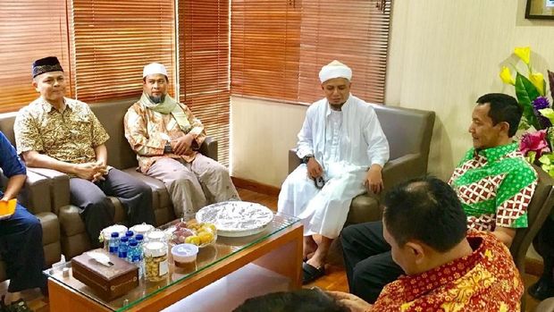 Sehari Setelah Diperiksa, Ustaz Zulkifli Jadi Imam Salat di Polri