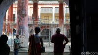 Foto:  Setelah kita masuk ke dalam, traveler akan melihat bangunan megah. Memang terlihat usang, namun bangunan berwarna merah ini tetap menarik untuk dikulik (Masaul/detikTravel)
