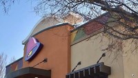 Mengenakan gaun merah, Kristin nampak berpose di depan gerai Taco Bell di Atlanta. Foto: Kristin Johnston