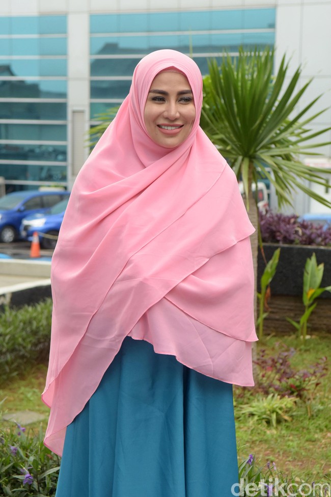 Pedangdut Cinta Penelope juga sempat menggegerkan publik dengan keputusannya berhijab. Penampilannya berubah 180 derajat, dari pakaian mini hingga syari. Foto: Noel/detikHOT