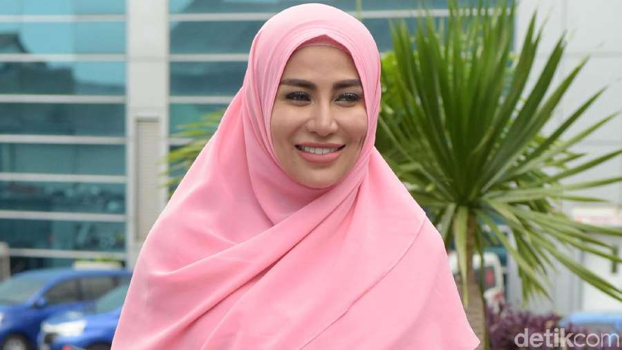 Perubahan Cinta Penelope, Berhijab hingga Hapus Tato