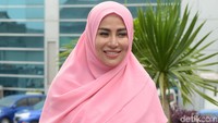 Ia pun tak tahu jika hijab yang dikenakannya bergaya syari atau tidak. Baginya, ia hanya ingin menutup aurat dan lebih giat belajar agama. Pool/Noel/detikFoto.