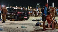 Pengemudi mobil itu, yang tidak disebut namanya, mengaku penyakit epilepsi yang dideritanya kambuh saat insiden terjadi. Di dalam mobilnya ditemukan obat-obatan untuk epilepsi. Foto: REUTERS/Lucas Landau