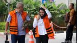 Senyum Bupati Rita Sebelum Diperiksa KPK