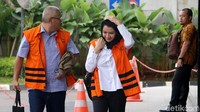 Rita menjalani pemeriksaan dengan memakai rompi tahanan KPK.