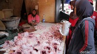 Pedagang melayani pembeli.