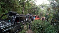 Jalur ini memang digunakan oleh warga lokal sebagai akses yang dilalui dengan berjalan kaki. Jalur tanjakannya yang sangat terjal, terkadang membuat mobil dan motor terpaksa diderek (Mohammad Bakrie/detikTravel)