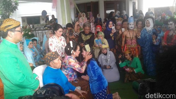 Ardina Rasti saat meminta restu menikah pada sang Ibunda.