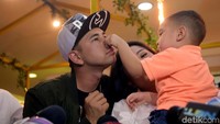 Rafathar terlihat sedikit kesal karena harus berpindah dari dekapan Raffi.