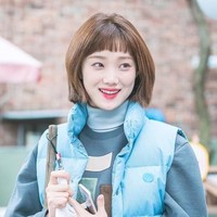 Mundur ke tahun 2017, Lee Sung Kyung juga memotong rambutnya dengan bob pendek di drama Weightlifting Fairy Kim Bok Joo. Poni pendek membuat wajahnya terlihat lebih manis. (Foto: istimewa)
