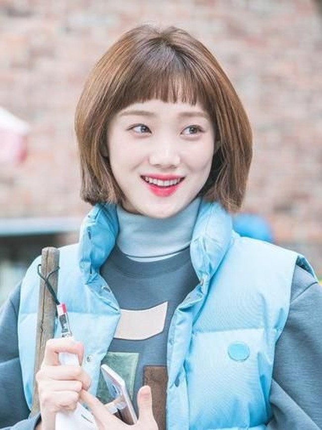 Mundur ke tahun 2017, Lee Sung Kyung juga memotong rambutnya dengan bob pendek di drama Weightlifting Fairy Kim Bok Joo. Poni pendek membuat wajahnya terlihat lebih manis. (Foto: istimewa)