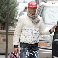 Musisi dunia Pharrell Williams ternyata termasuk penggemar tas Hermes Birkin. Pada foto ini pelantun Happy itu tampak menenteng tas Hermes berwarna ungu yang harganya mencapai US$ 67.000 atau sekitar Rp 893 juta. Foto: Dok. Instagram, Istimewa