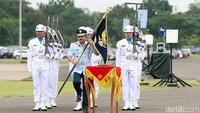 Acara serah terima jabatan dimulai dengan penyematan lencana oleh Hadi kepada Yuyu, kemudian dilanjutkan dengan penyerahan panji Swabhuana Paksa.