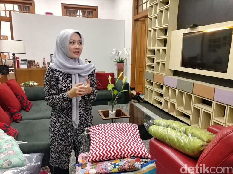Besok Pindah, Atalia Ridwan Kamil Sibuk Kemasi Barang di Pendopo Besok Pindah, Atalia Ridwan Kamil Sibuk Kemasi Barang di Pendopo