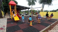 Sejumlah anak-anak tengah bermain di Ruang Publik Terpadu Ramah Anak (RPTRA) Taman Pedongkelan di Kelurahan Kapuk, Kecamatan Cengkareng, Jakarta Barat, Jumat (19/1/2018).