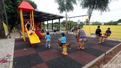 Melihat Nyamannya RPTRA Taman Pedongkelan di Jakbar